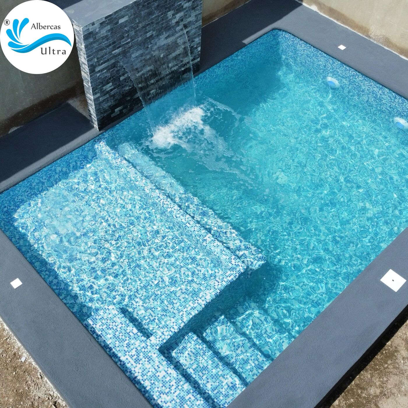 Completed custom pool and spa by Albercas Ultra in Guadalajara